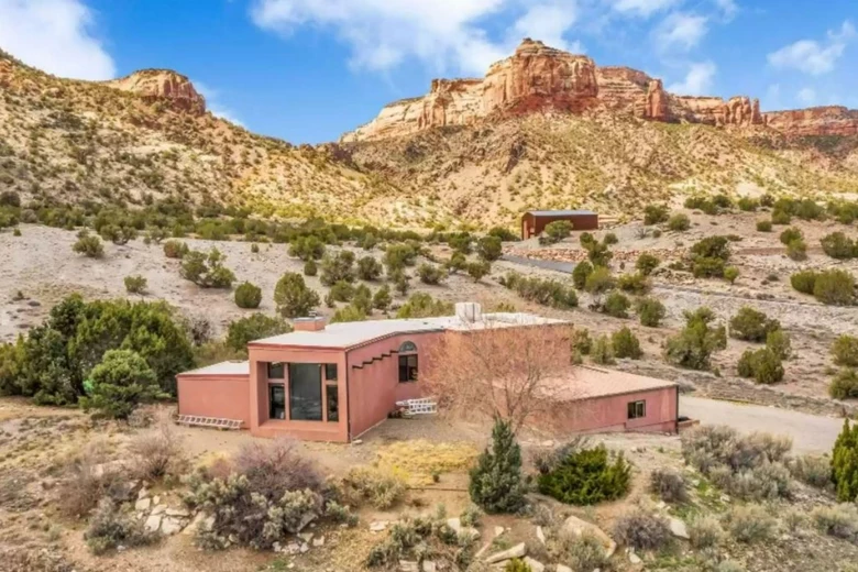 Grand Junction Colorado homes with the Colorado National Monument in the background