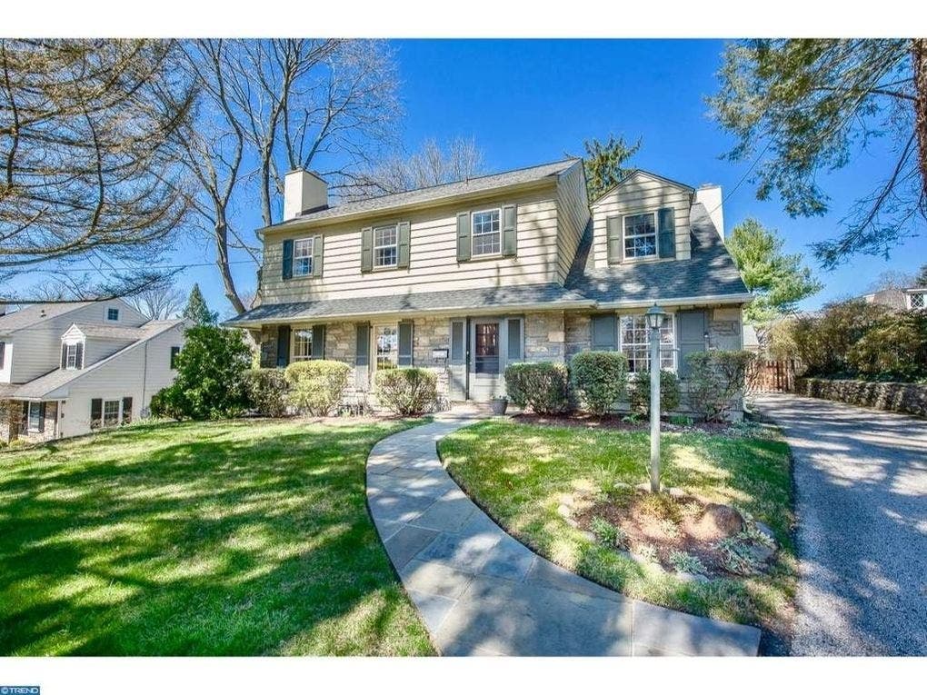 A key being handed over during a home closing