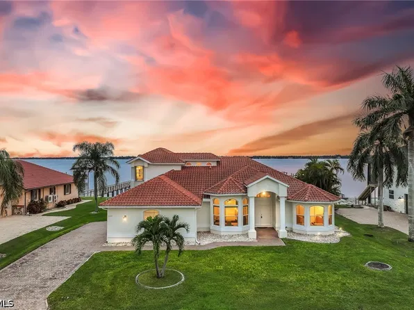 Fort Myers waterfront homes with palm trees