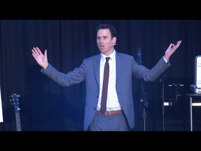 Oz Pearlman mentalist performing on stage