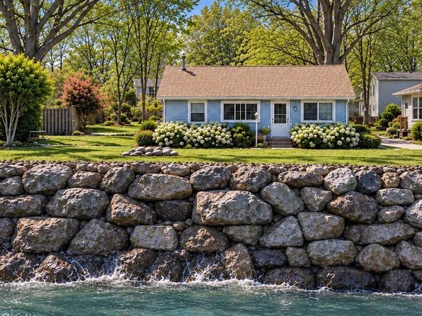Sheffield Lake lakefront homes