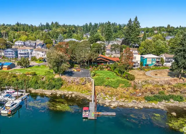 Vancouver Washington waterfront homes along the Columbia River